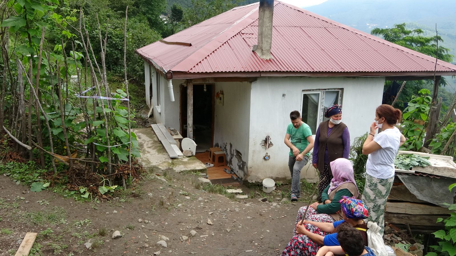 Uykuda şoku yaşayan aile, deprem olduğunu zannet ancak evin içerisinde kayayı görünce şok oldu!