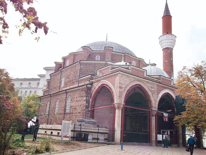 İki Osmanlı camisi yıkılmak üzere