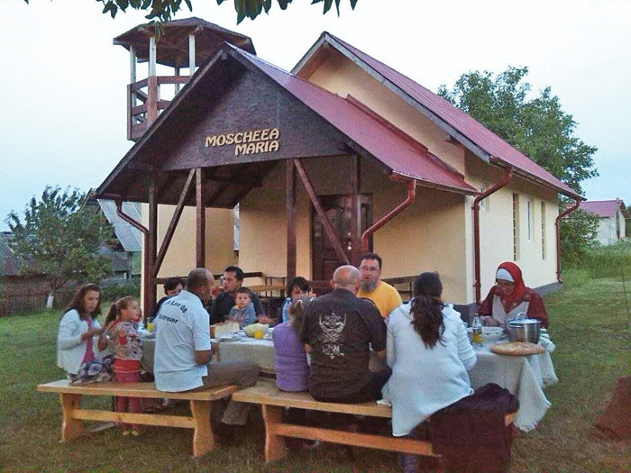 Müslüman oldu, köyüne cami yaptırdı