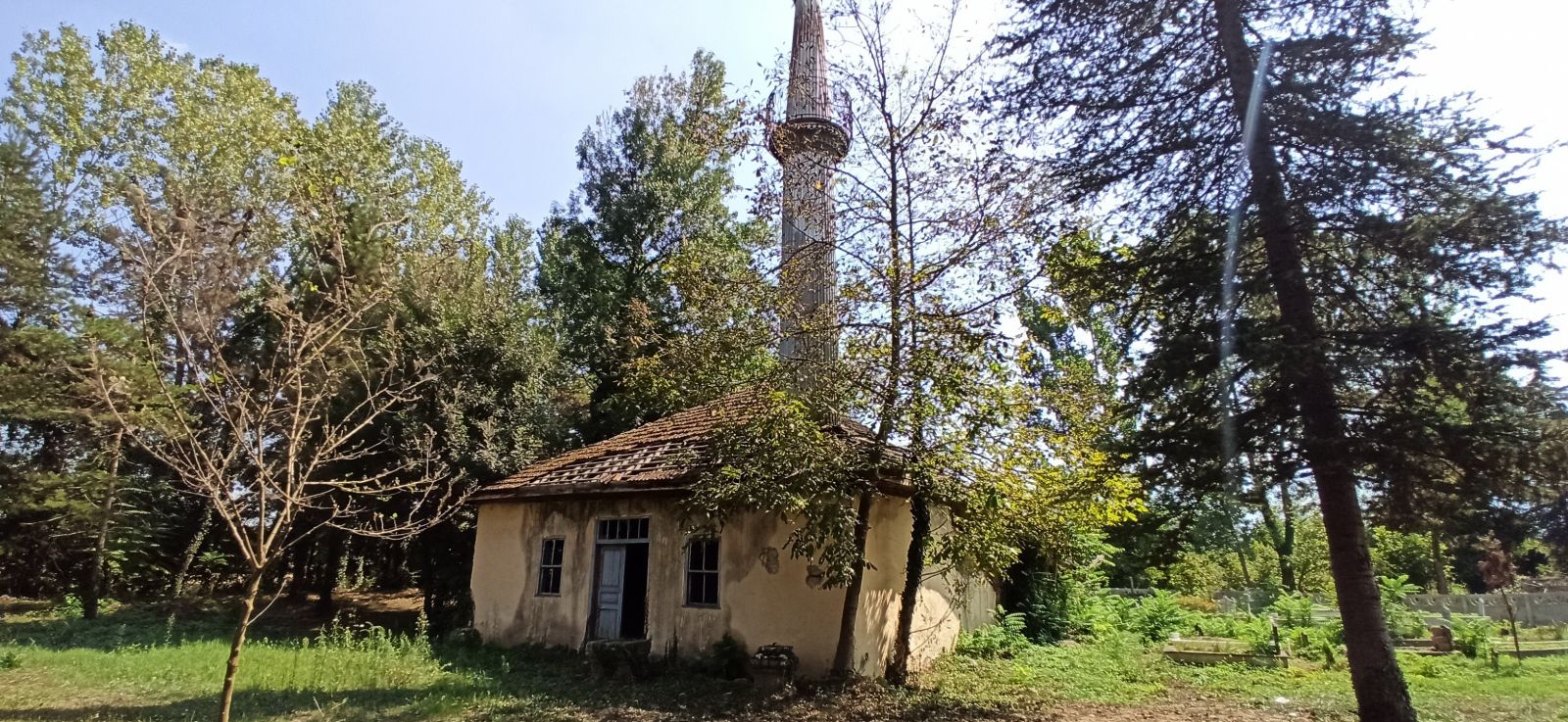 300 yıllık tarihi caminin kubbesi göçtü, içi çürüdü