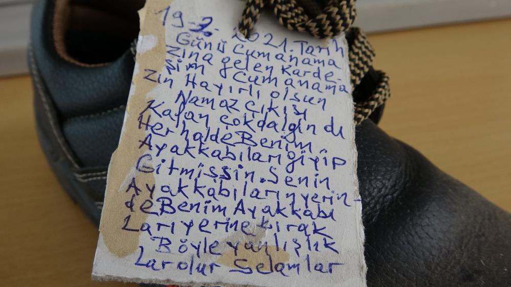 Camide ayakkabıları çalınan adamdan hırsıza “ayakkabılı” mesaj