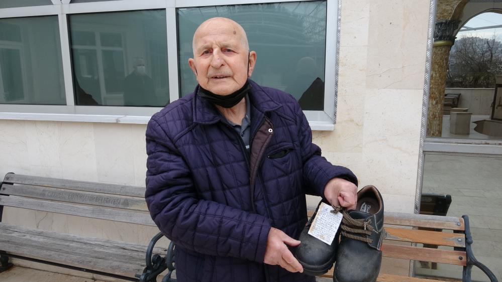 Camide ayakkabıları çalınan adamdan hırsıza “ayakkabılı” mesaj