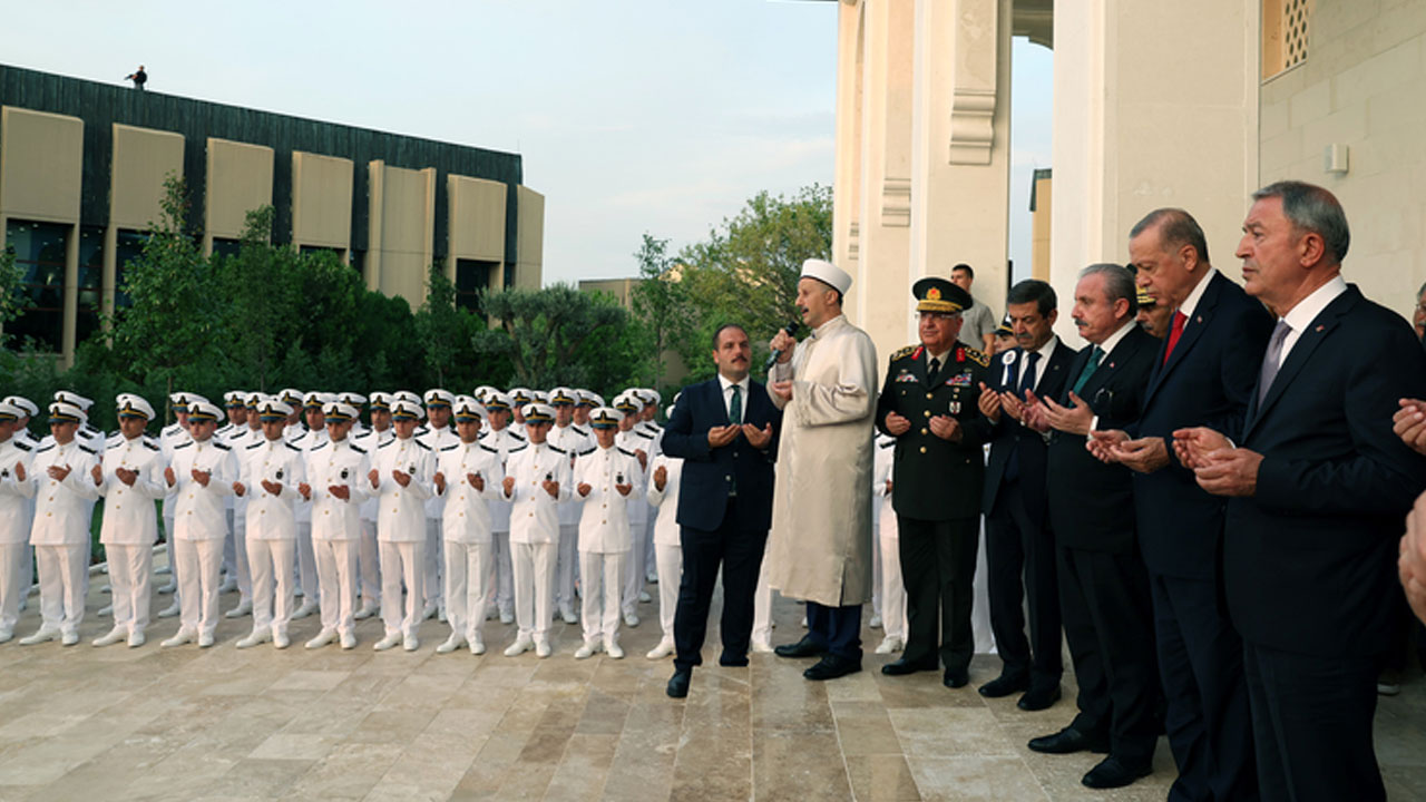 Dualarla ve aminlerle açıldı: Erdoğan, Deniz Harp Okulu Camisi'nin açılışını yaptı
