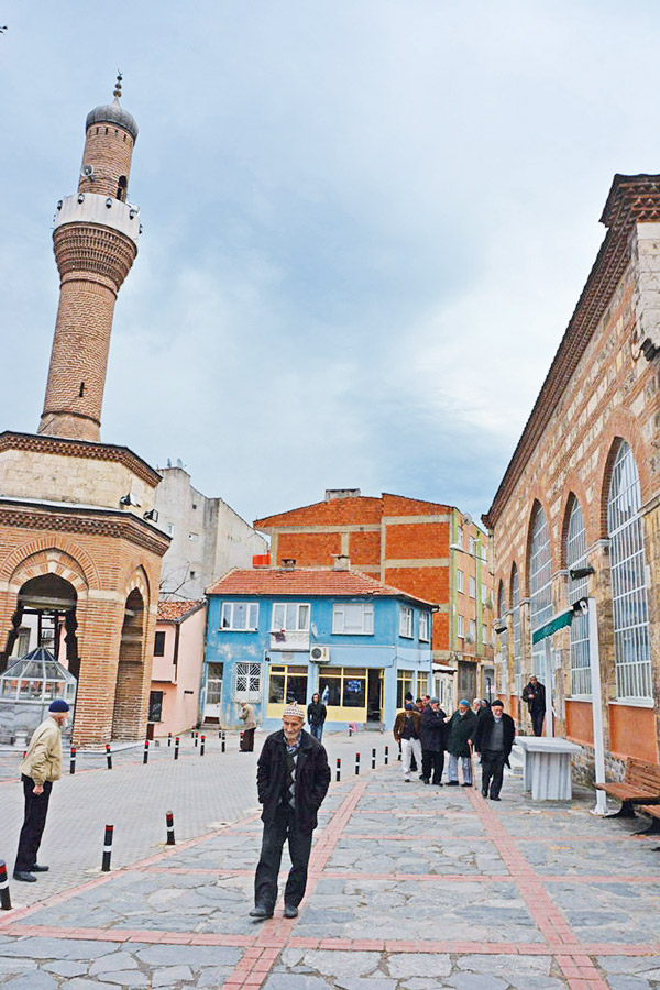 Cami ile minare arasından yol geçiyor