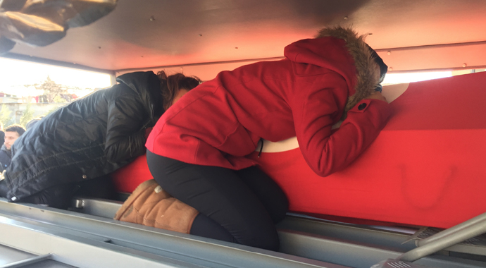 Şehidin eşi ve kardeşi tabuta sarıldı