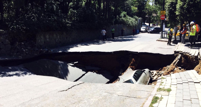 Üsküdar'da yol göçtü: 1 araç içine düştü