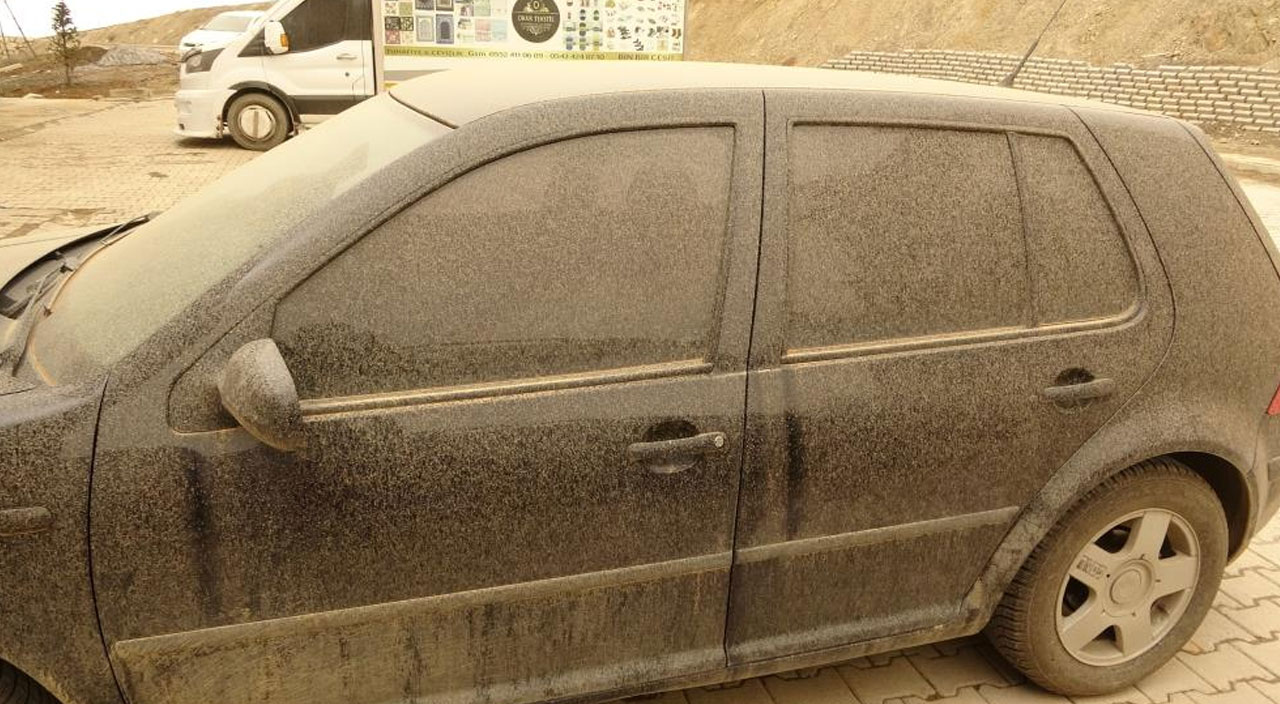 Hakkari'de toz bulutu araçları çamura bürüdü Hakkari'de toz bulutu araçları çamura bürüdü