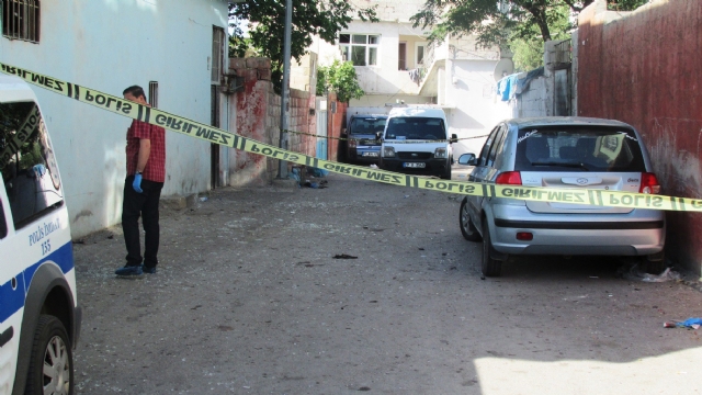 Antep'te kendini patlatan canlı bombanın parçaları etrafa sıçradı