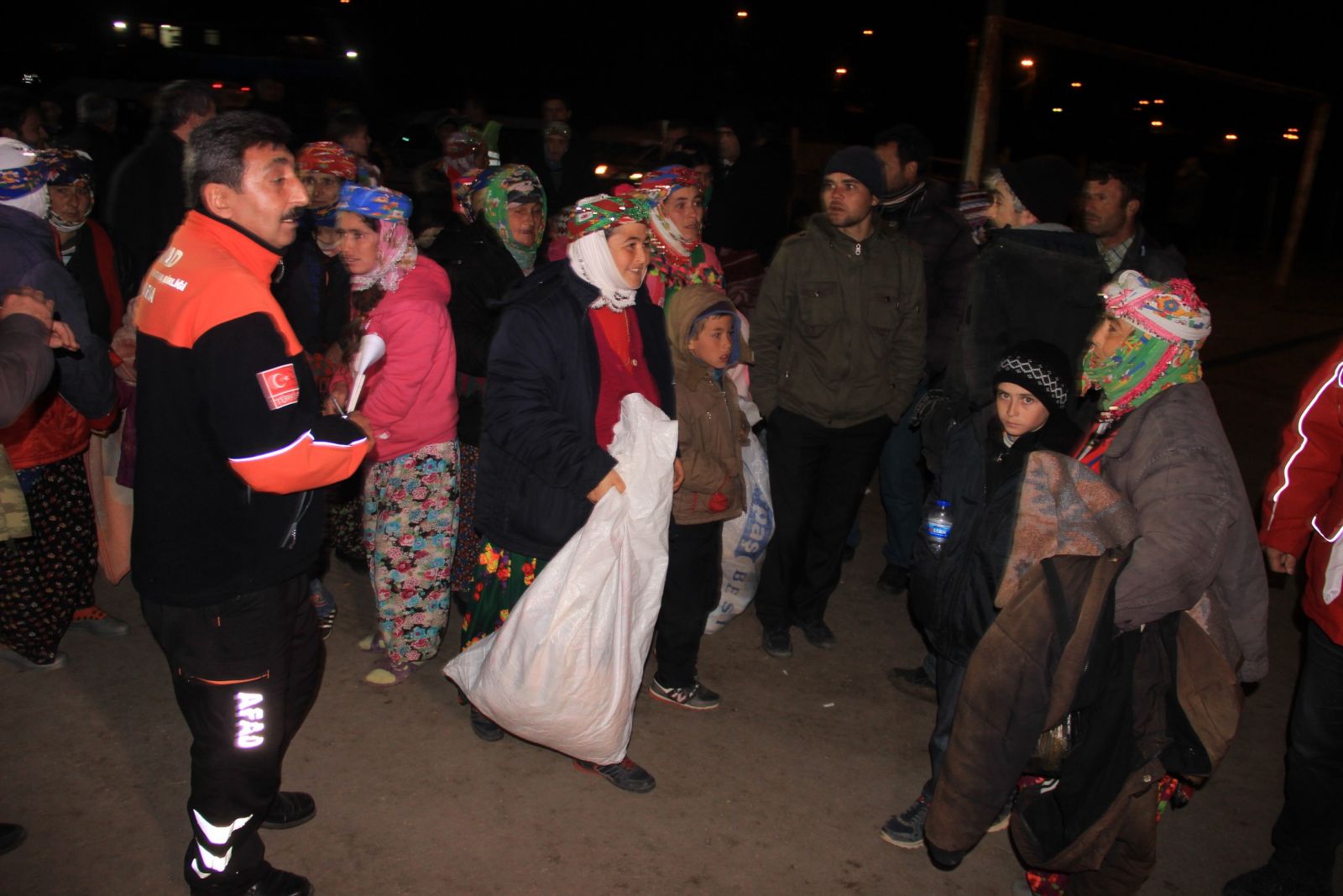 Çanakkale'de depremzedeler çadır kapmak için yarıştı