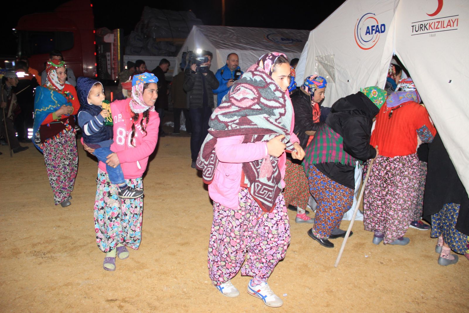 Çanakkale'de depremzedeler çadır kapmak için yarıştı
