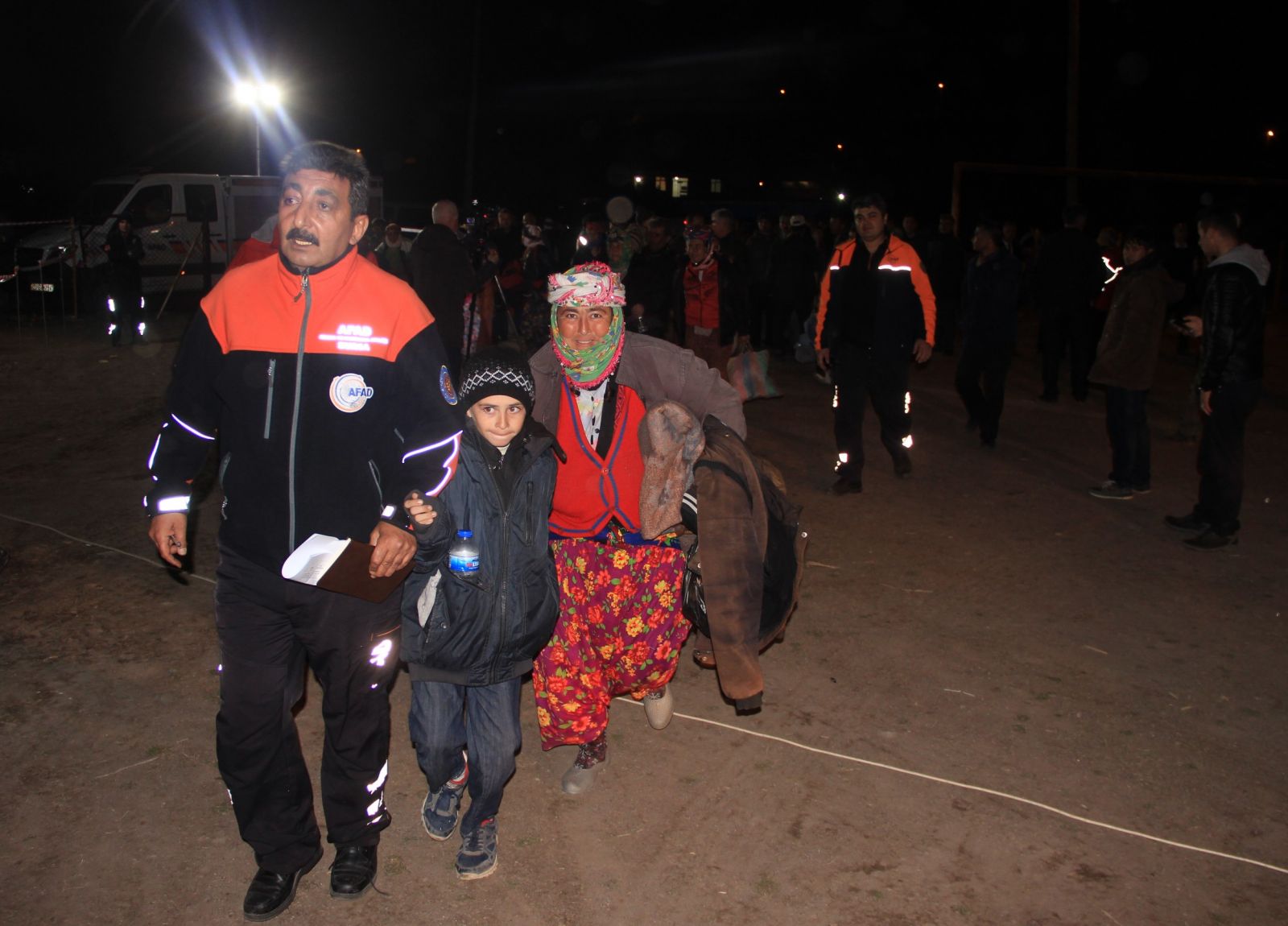 Çanakkale'de depremzedeler çadır kapmak için yarıştı