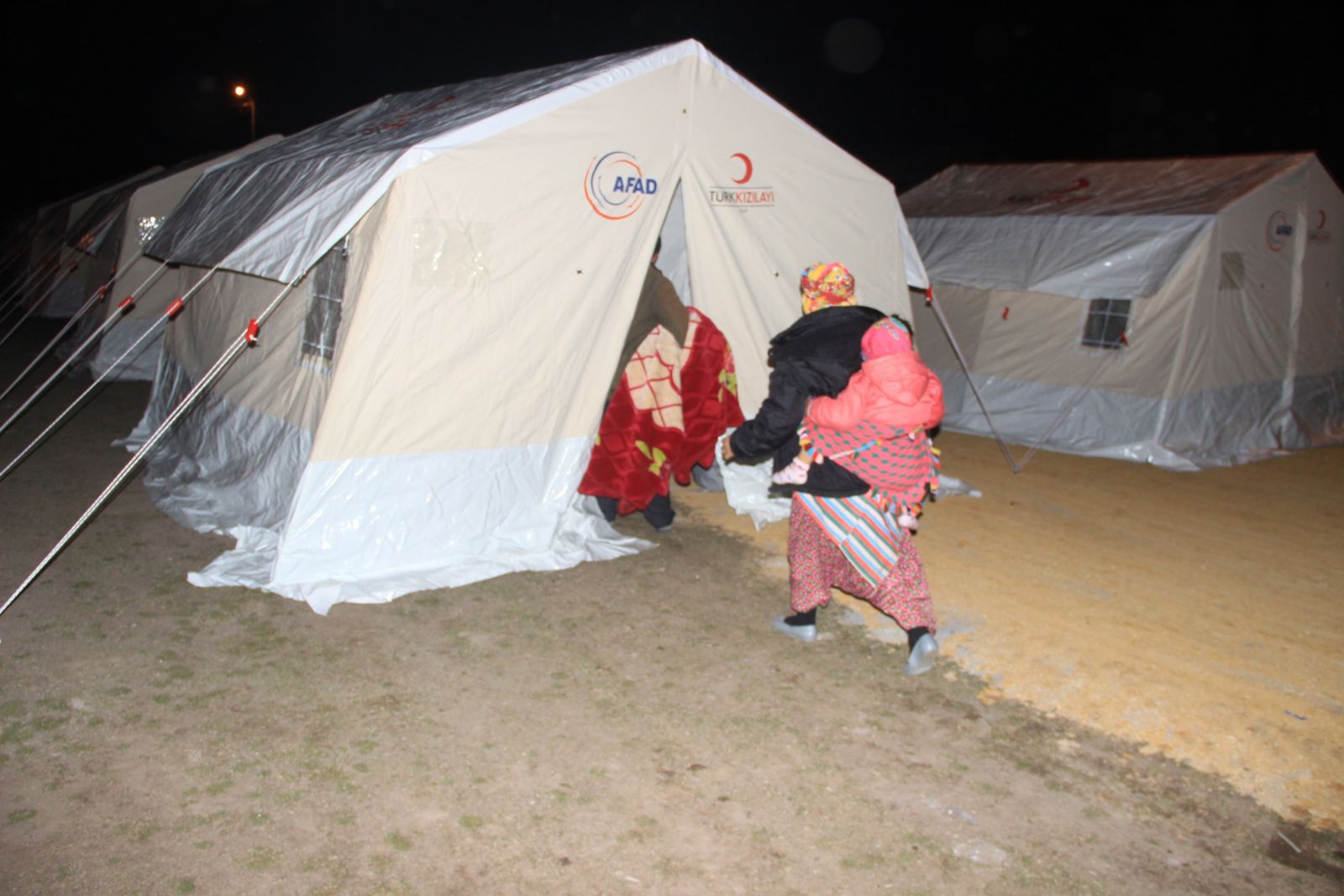 Çanakkale'de depremzedeler çadır kapmak için yarıştı