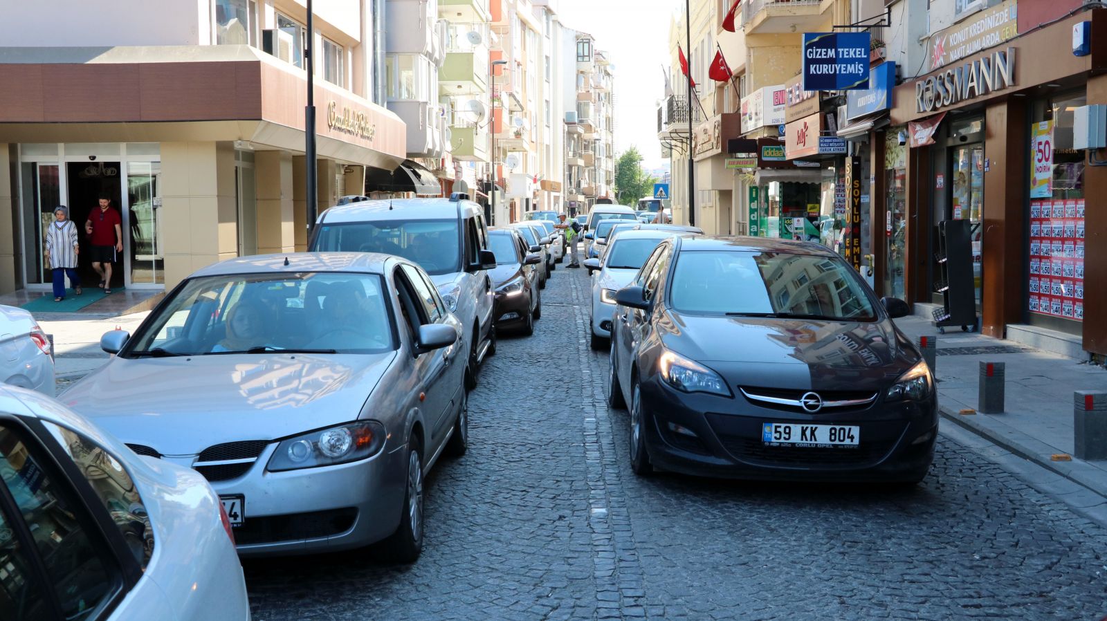 Çanakkale'de feribot iskelesinde uzun araç kuyrukları oluştu