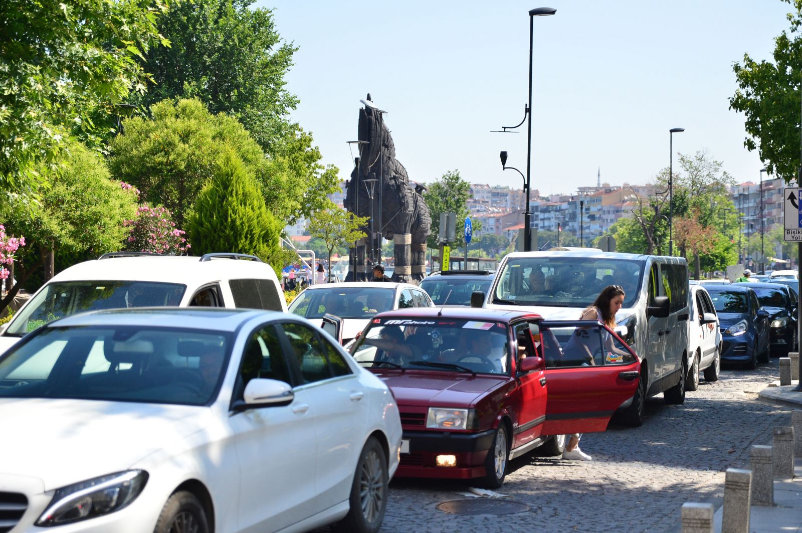 Çanakkale'de feribot iskelesinde uzun araç kuyrukları oluştu