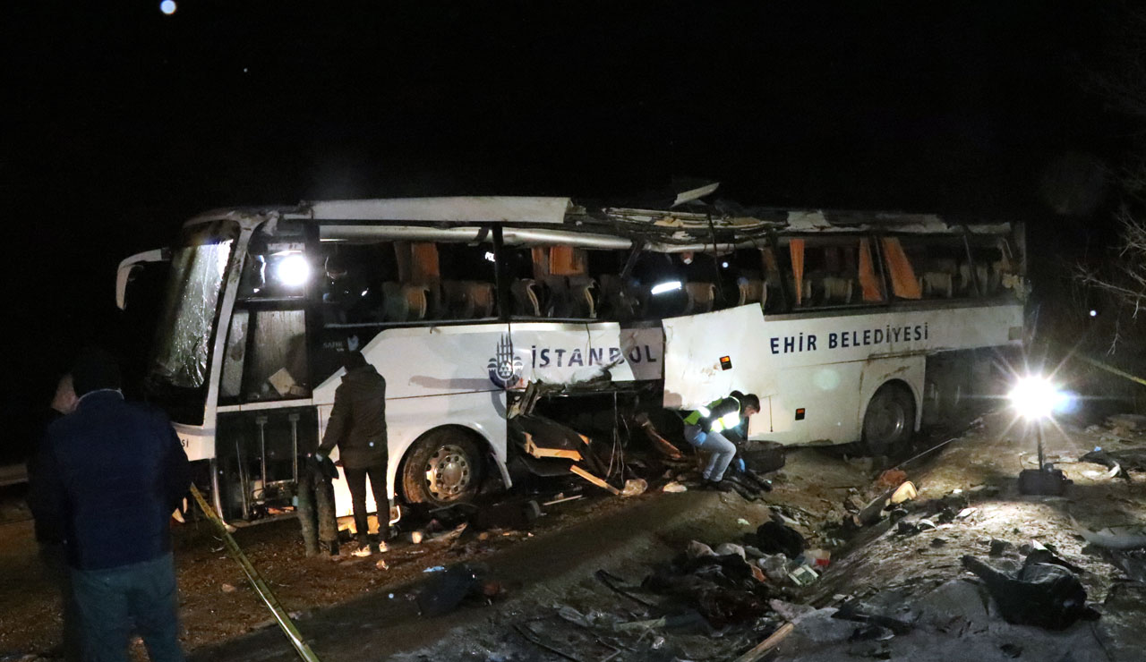 İBB'ye ait cenaze yakınlarını taşıyan otobüs devrildi: Ölüler ve yaralılar var