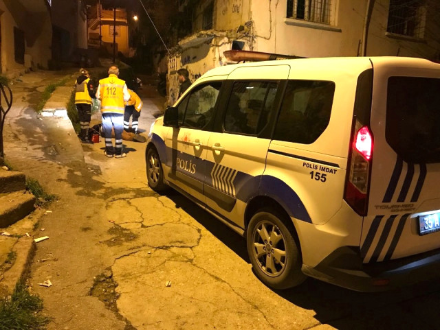 İzmir'de sokak ortasında cansız beden bulan polis, ellerini açıp dua etti