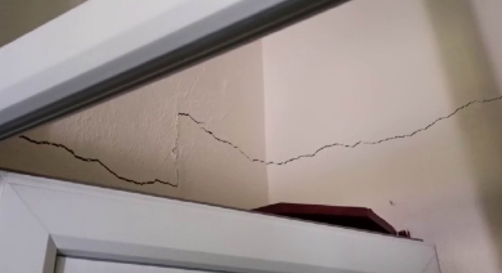 Deprem sonrası oluşan çatlaklıklar tedirgin etti