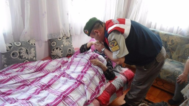 Günün karesi! Uzman çavuş, engelli vatandaşı kucağında taşıdı