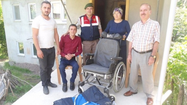 Günün karesi! Uzman çavuş, engelli vatandaşı kucağında taşıdı