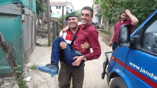 Günün karesi! Uzman çavuş, engelli vatandaşı kucağında taşıdı