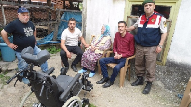 Günün karesi! Uzman çavuş, engelli vatandaşı kucağında taşıdı