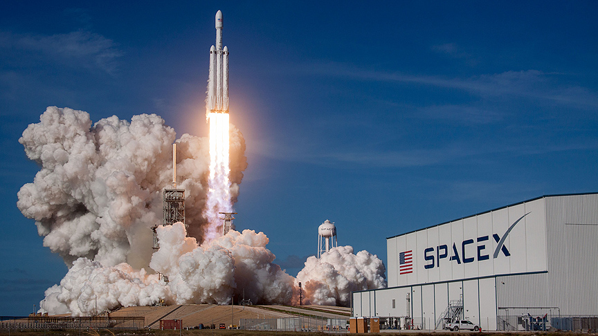 Dünyanın en güçlü roketi Falcon Heavy uzaya fırlatıldı