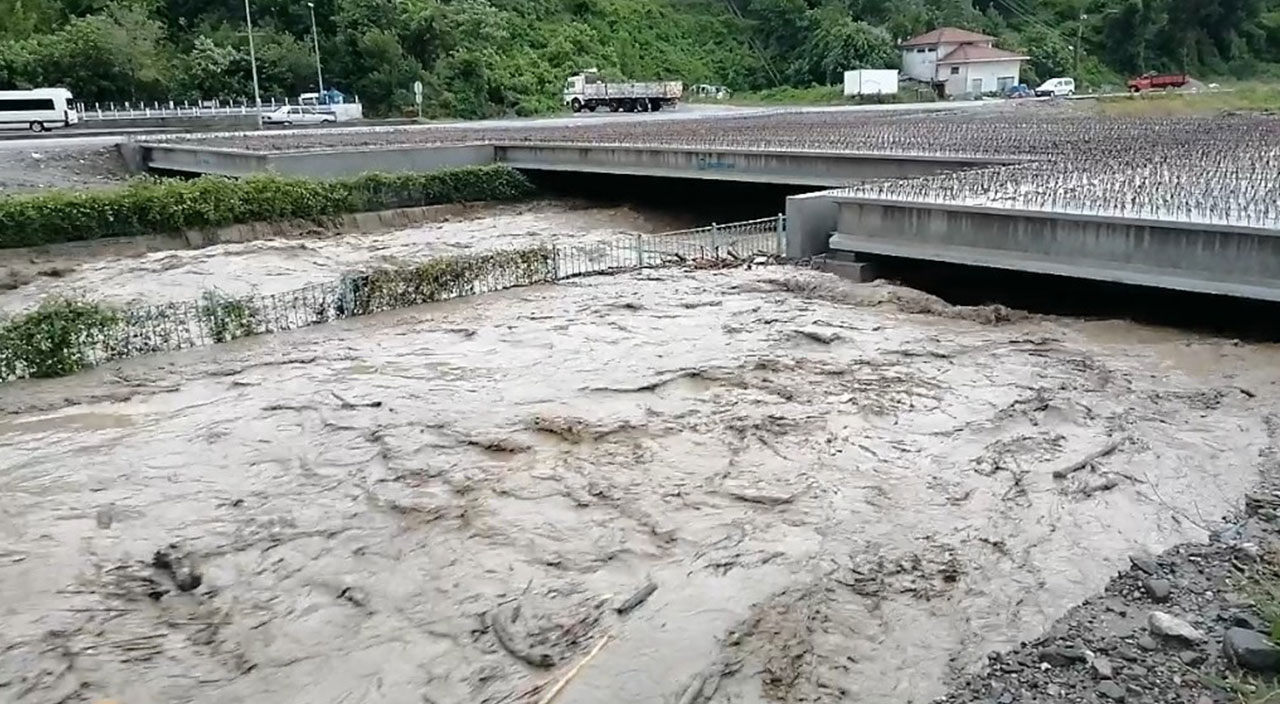 Kastamonu ve Bartın sular altında! Dereler taştı köprüler yıkıldı Kastamonu ve Bartın sular altında! Dereler taştı köprüler yıkıldı
