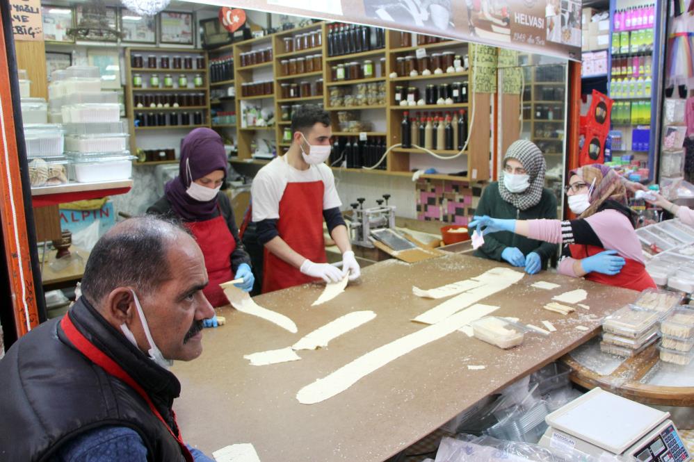 500 yıllık bir gelenek olan küncülü helva Ramazan'ın vazgeçilmezlerinden