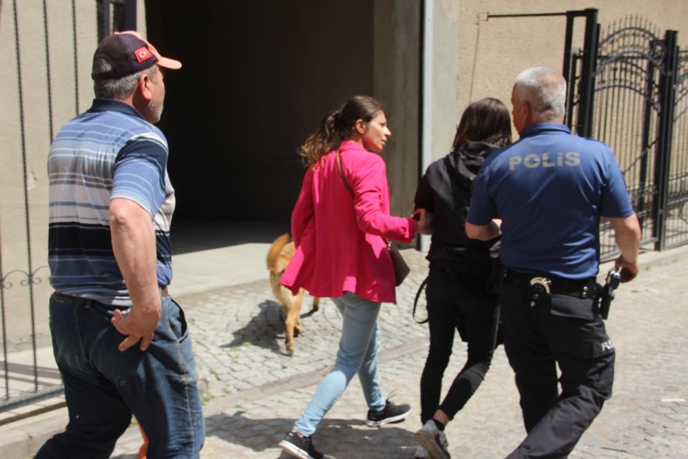 13 yaşında evden kaçtı, annesi ve polis ekipleri kızı otomobilin altında buldu
