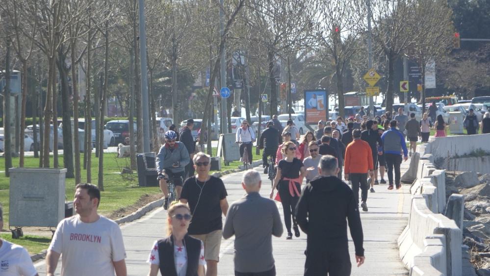 Termometreler 20 dereceyi gösterdi, vatandaş Caddebostan sahiline akın etti