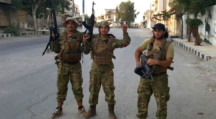 Cerablus ÖSO'nun kontrolüne geçti, askerler sokaklarda böyle yürüdü