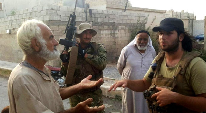 Cerablus ÖSO'nun kontrolüne geçti, askerler sokaklarda böyle yürüdü