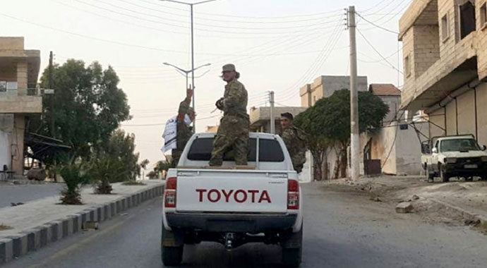 Cerablus ÖSO'nun kontrolüne geçti, askerler sokaklarda böyle yürüdü