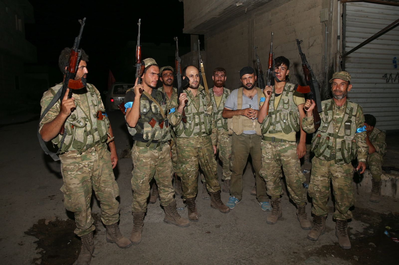 Cerablus ÖSO'nun kontrolüne geçti, askerler sokaklarda böyle yürüdü