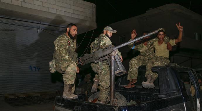 Cerablus ÖSO'nun kontrolüne geçti, askerler sokaklarda böyle yürüdü