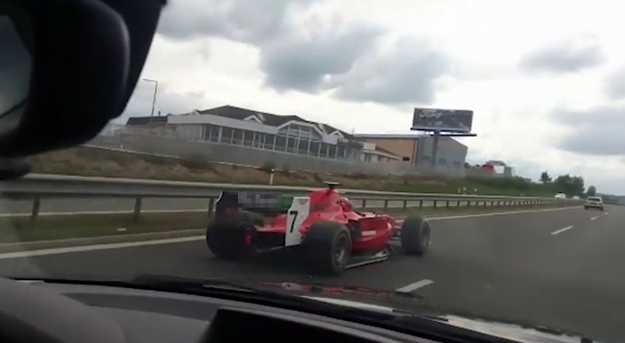 Dünya onu konuşuyor! Formula 2 aracıyla otoyola çıktı, polisi harekete geçirdi