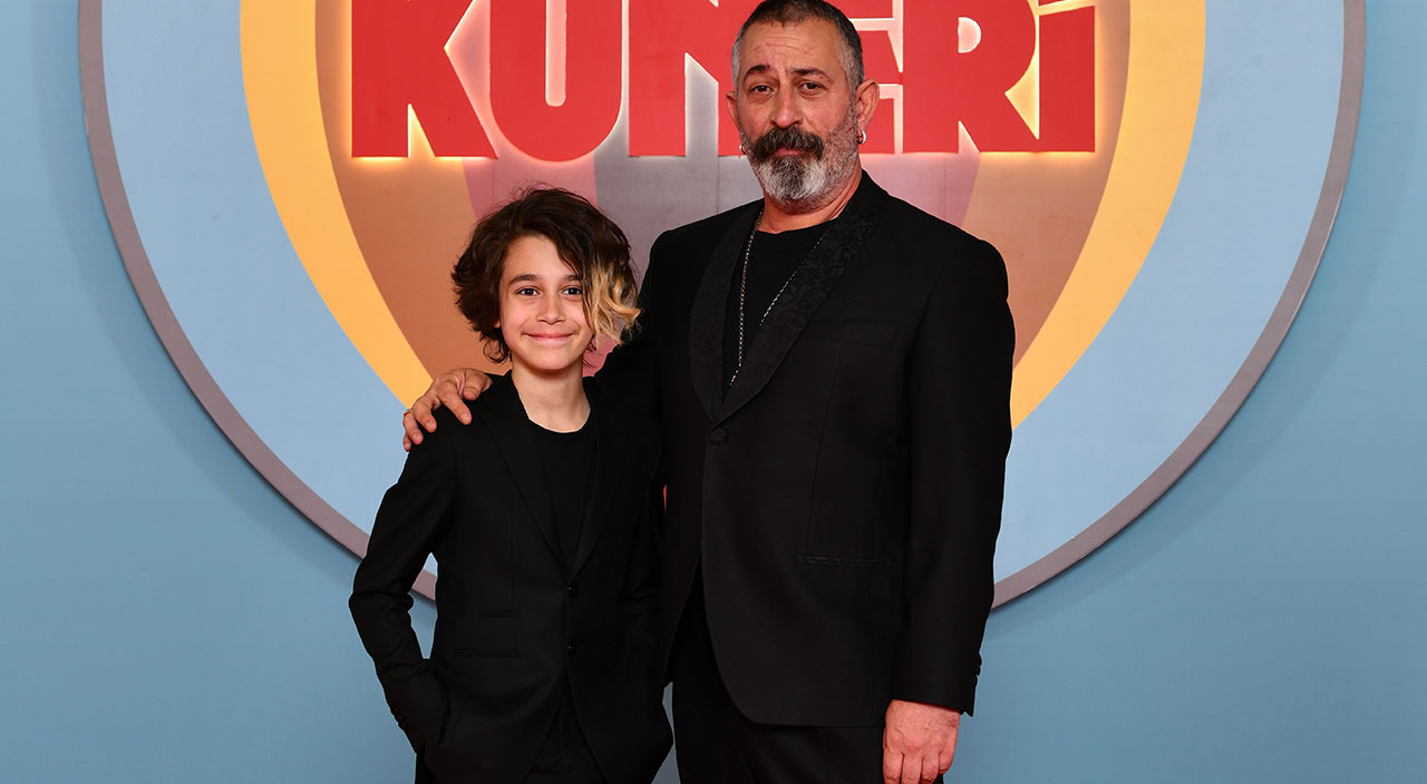 Cem Yılmaz’ın oğlu büyüdü, galadaki tarzı dikkat çekti