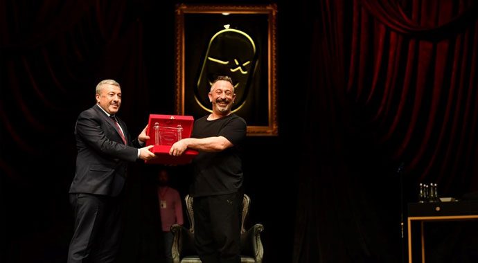 Cem Yılmaz şehit çocukları için sahneye çıktı
