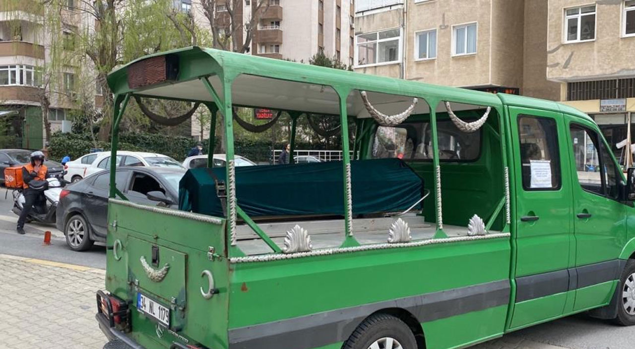 Kahreden ölüm: Şarkıcı Koray Candemir'in annesi 9. kattan düşerek hayatını kaybetti