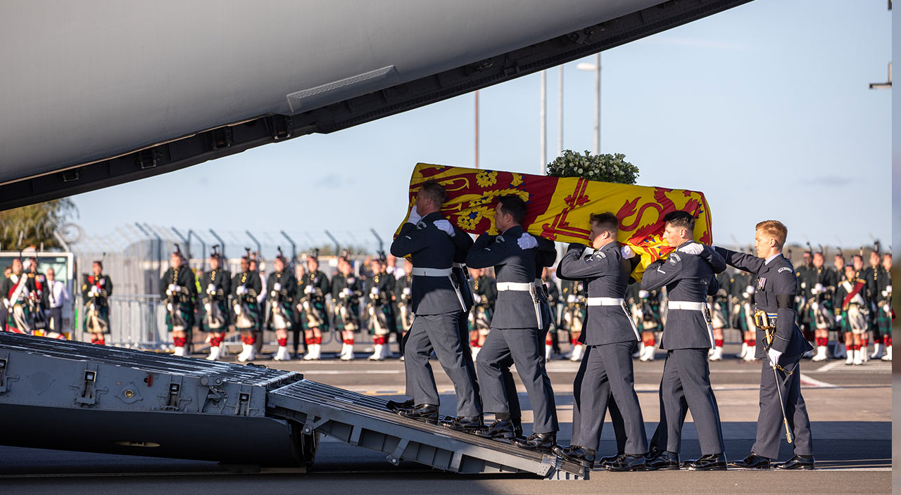 Kraliçe’nin son hava yolculuğu uçuş takip rekoru kırdı: 5 milyon kişi izledi