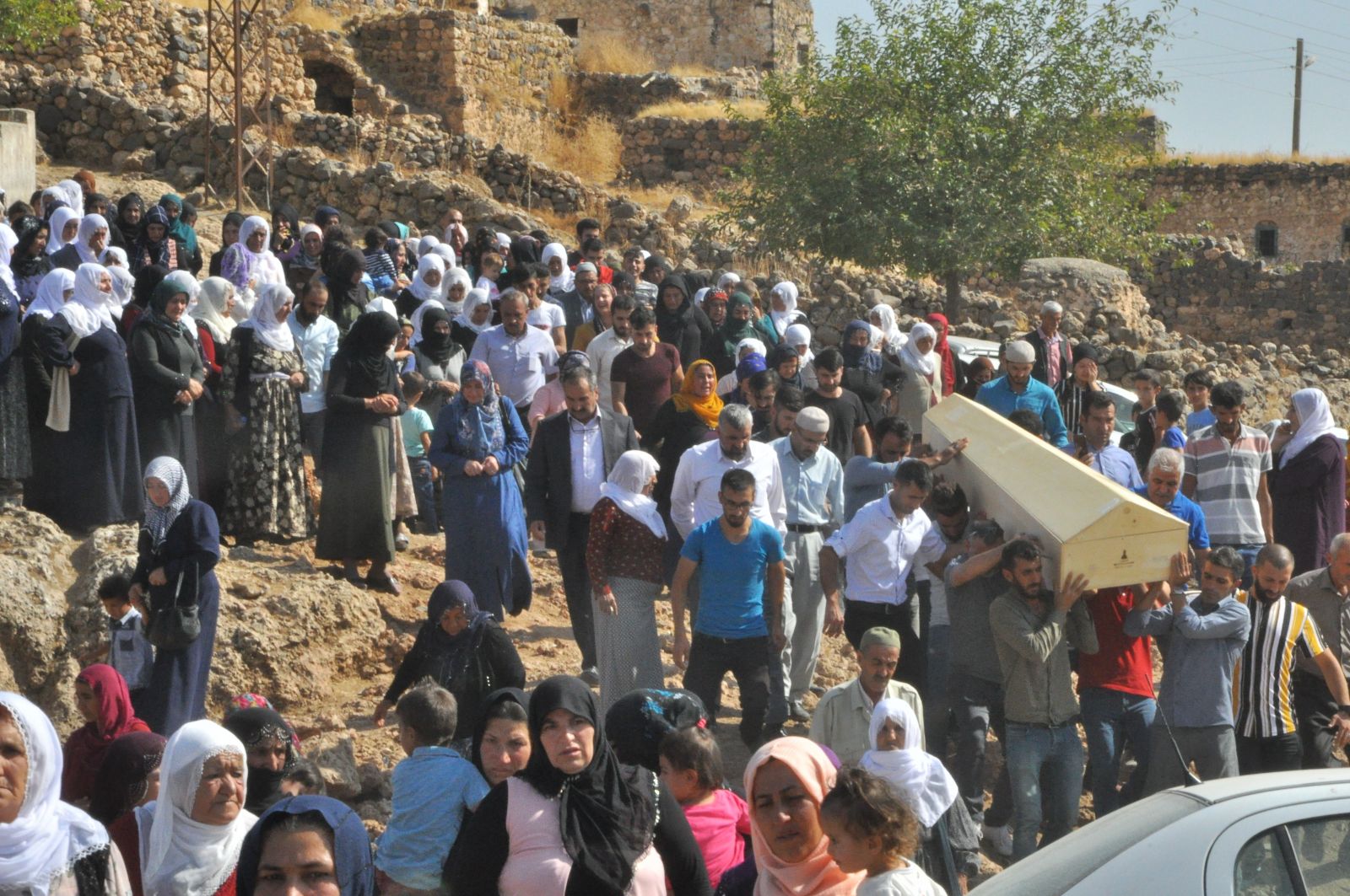 Teröristlerin havan toplu saldırısı sonucu şehit olan anne ve iki kızı yan yana toprağa verildi