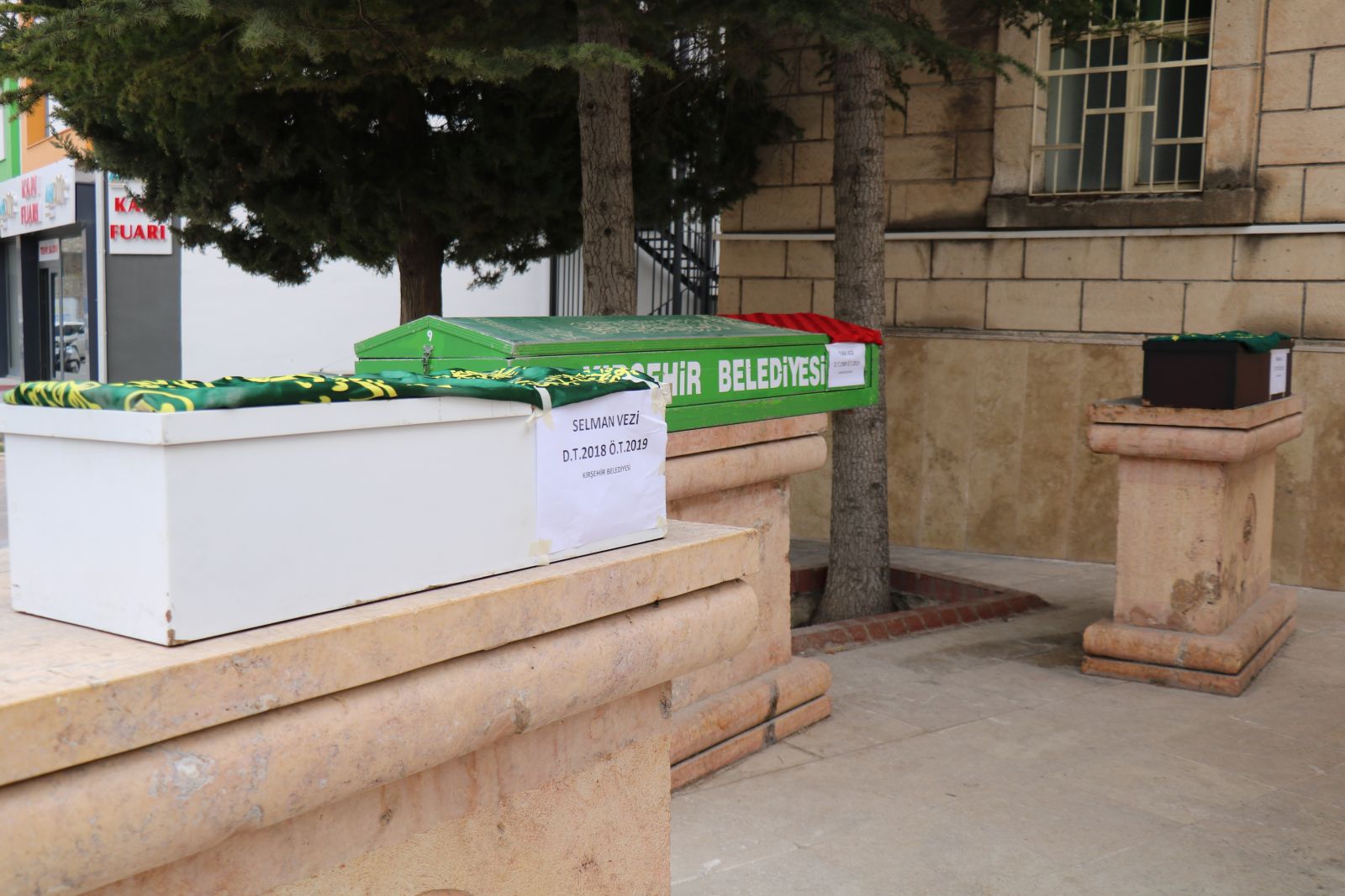 Eşi tarafından çocuklarıyla birlikte katledilmişti... O anne 2 çocuğuyla birlikte son yolculuğuna uğurlandı