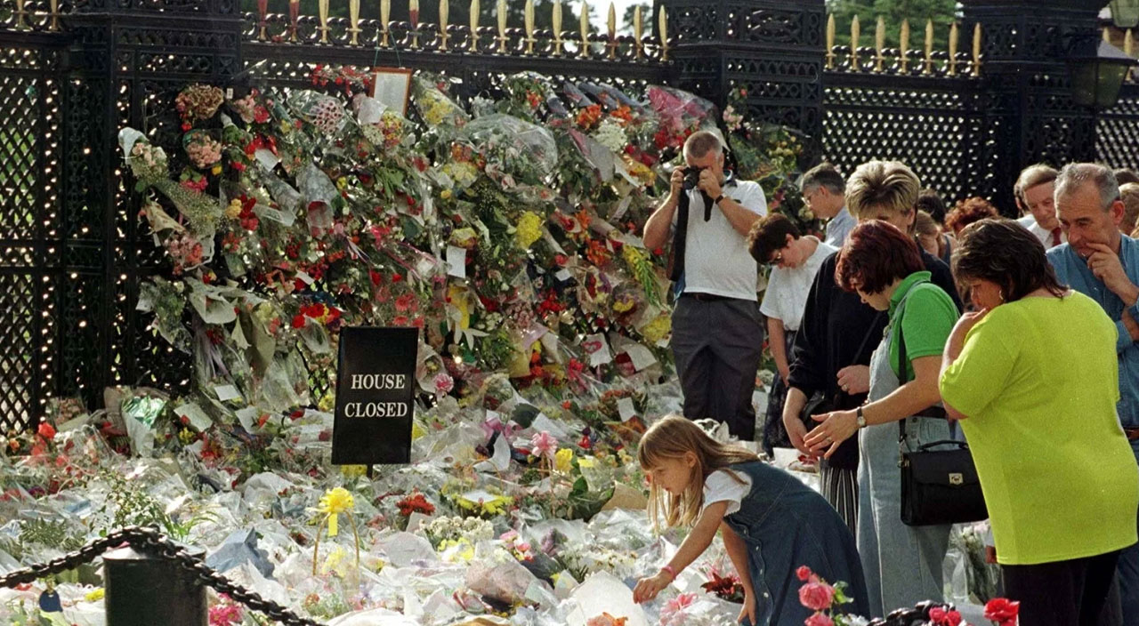Prenses Diana, taziye çiçekleri ile Kraliçe II. Elizabeth’i gölgede bıraktı