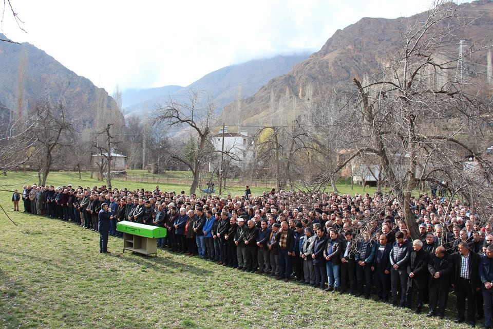 Cenaze cemaati köye sığmadı