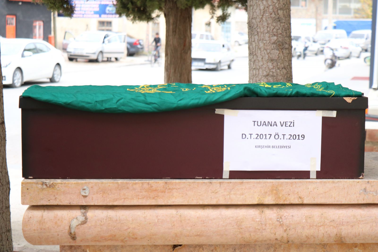 Eşi tarafından çocuklarıyla birlikte katledilmişti... O anne 2 çocuğuyla birlikte son yolculuğuna uğurlandı