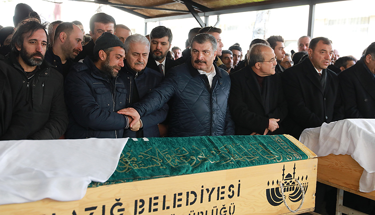 Depremde hayatını kaybedenler son yolculuğuna uğurlanıyor