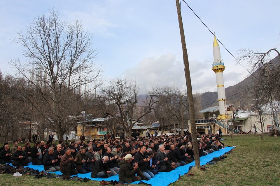 Cenaze cemaati köye sığmadı
