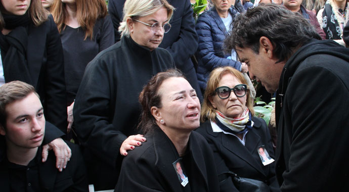 Demet Akbağ'ın eşi Zafer Çika, gözyaşları ile uğurlandı