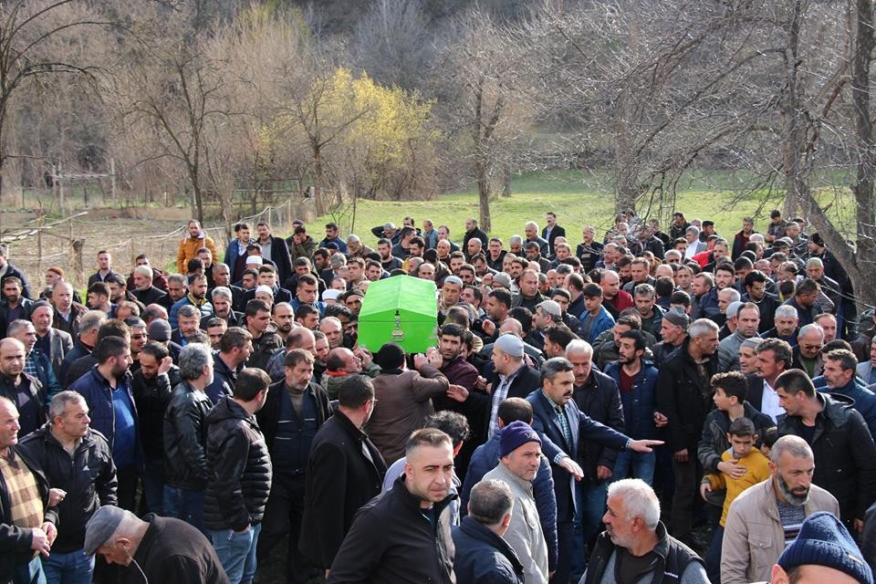 Cenaze cemaati köye sığmadı