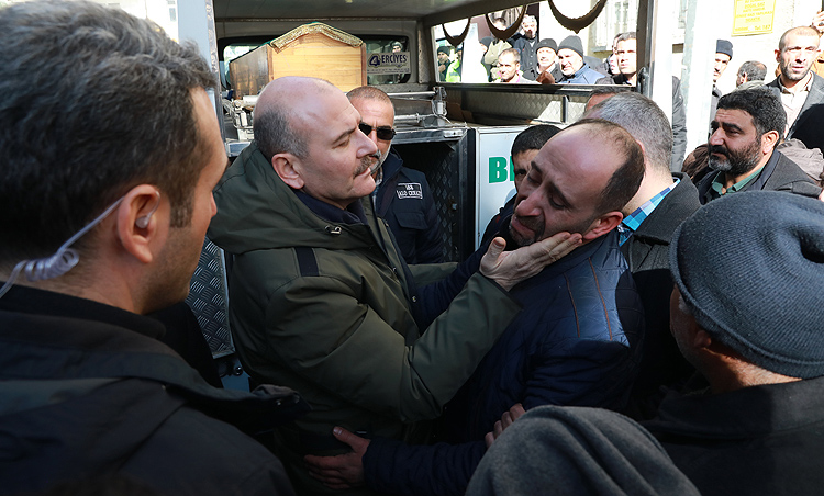 Depremde hayatını kaybedenler son yolculuğuna uğurlanıyor